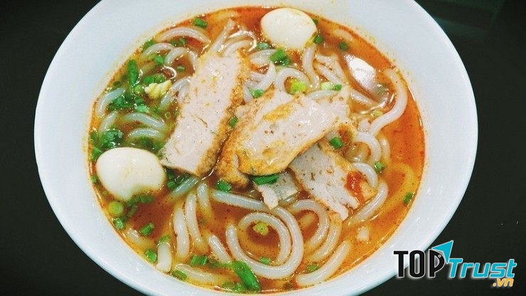 Bánh canh chả cá trên đường Phan Bội Châu