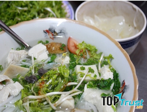 Nếu bạn ghé Nha Trang thì nên ghé qua đường Phan Bội Châu và  ăn bún cá lá dầm.