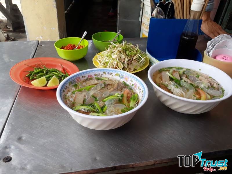 Để tô bún đậm đà hơn, bạn có thể vắt thêm một lát chanh tươi, thêm chút mắm ruốc hoặc mắm tôm.