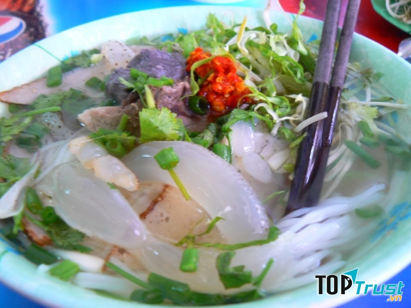 Cảm giác ăn món sứa này rất lạ lẫm: giòn giòn, sần sật