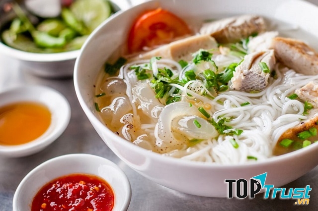 Món ăn này chỉ nấu nước dùng bằng các loại cá và những phụ liệu khác từ biển như: là mắm ruốc, thịt nạc cá thu… hạn chế gia vị cũng như thịt xương.