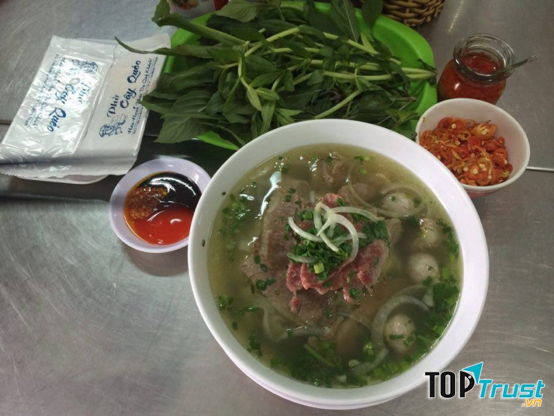 Quán phở Cây Quéo có truyền thống gia đình nối từ xưa, tuổi đời đã hơn 20 năm.