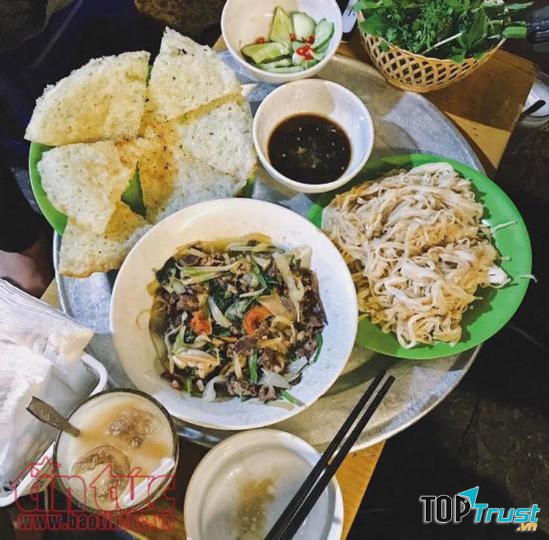 Quán phục vụ khách hàng món phở chiên phồng và lòng xào.﻿