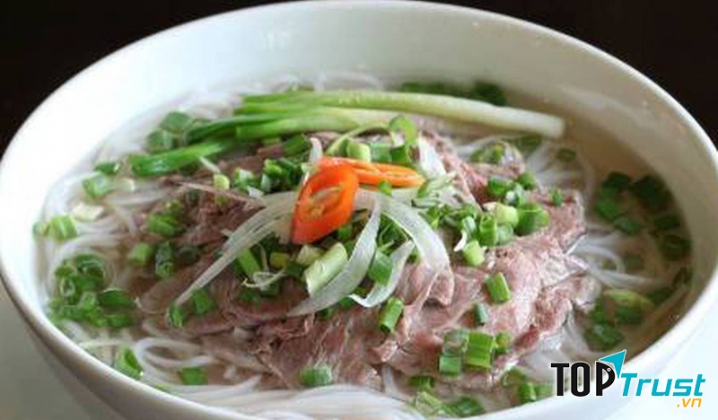 Bát phở nóng hổi với nước dùng đậm vị, sợi phở trắng dai vừa không quá to, bò tươi, thịt chín ninh mềm