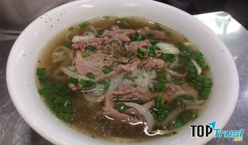 Phở cô Bảy là phở kiểu Bắc, đúng chất quán ăn gia truyền, ﻿chủ quán cũng rất chu đáo.