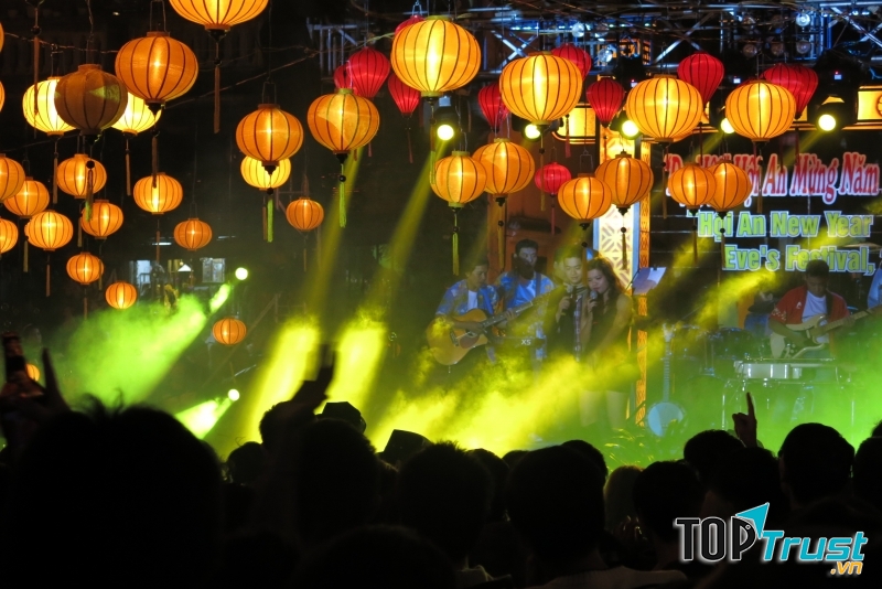 Mọi người cùng đón giao thừa ở phố cổ Hội an