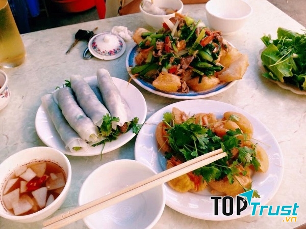 Phở cuốn và phở chiên phồng