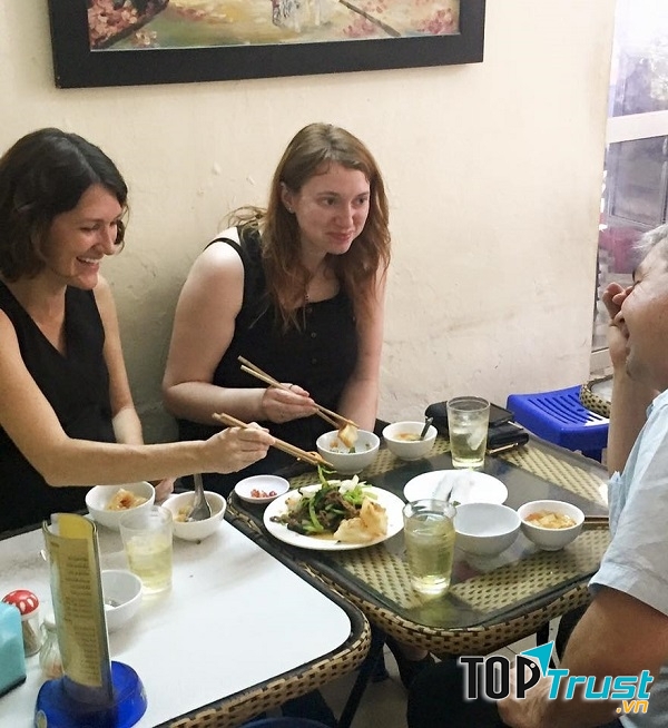 Du khách nước ngoài ăn tại quán
