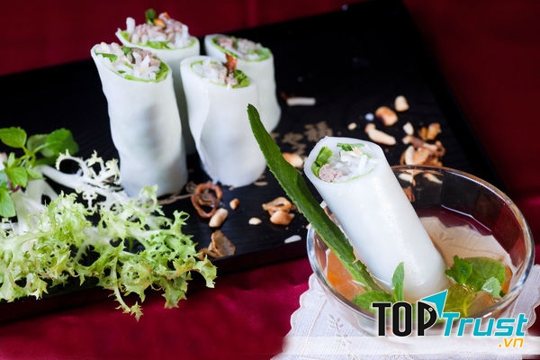 Thịt bò được cuốn trong bánh phở lớn, kết hợp với các loại rau thơm, xà lách tạo nên một món ăn hấp dẫn, ngon miệng và được rất nhiều người yêu thích.