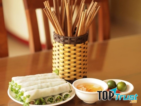 Nước chấm ăn kèm với phở cuốn có vị tương tự như nước mắm của bún chả, nhưng ít ngọt hơn và mặn dịu.