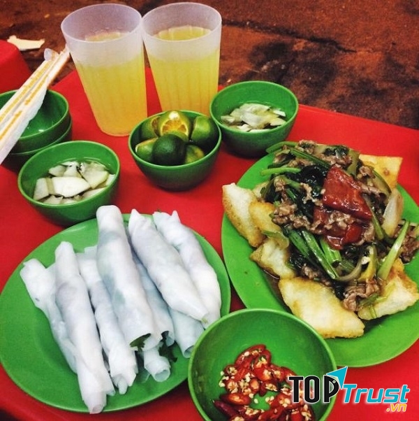 Phở cuốn và phở chiên phồng nổi tiếng của quán