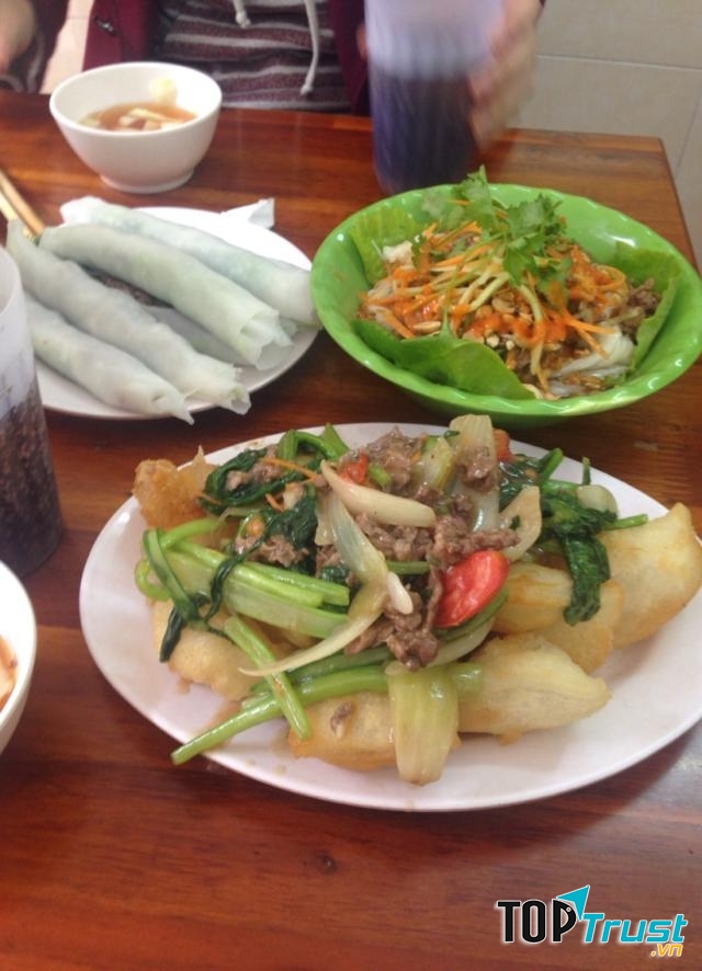 Phần ăn gồm một suất phở cuốn và một suất phở chiên phồng của quán.