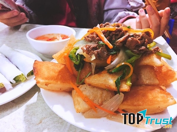 Phở chiên phồng với sốt bò thơm ngon