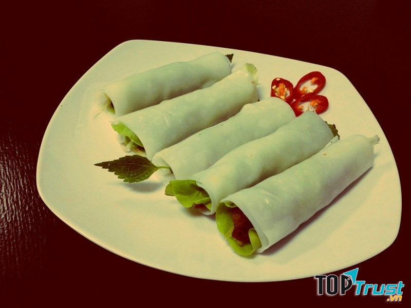 Phở cuốn thịt nướng