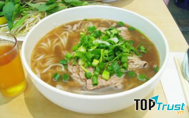 Một tô phở nóng có nước dùng thanh, vị nêm đậm đà, cùng bánh phở trắng không bị bở và có độ dai vừa phải, thêm vào đó là những miếng thịt bò được thái sẵn, mềm không quá dai, thấm nước dùng,…