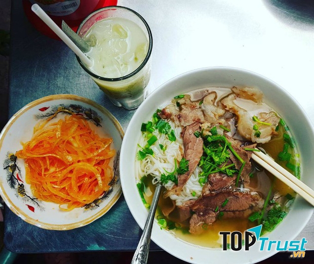 Vị phở thanh, đúng chất hầm từ bò, không nêm nếm gia vị hay các loại quế hồi hương nhiều