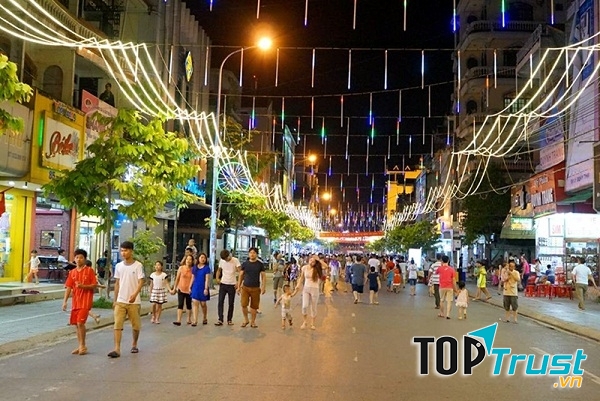 Phố đi bộ sẽ rất phù hợp cho các bạn đang muốn tìm kiếm địa điểm đi chơi ở Hà Nội với người yêu đấy!