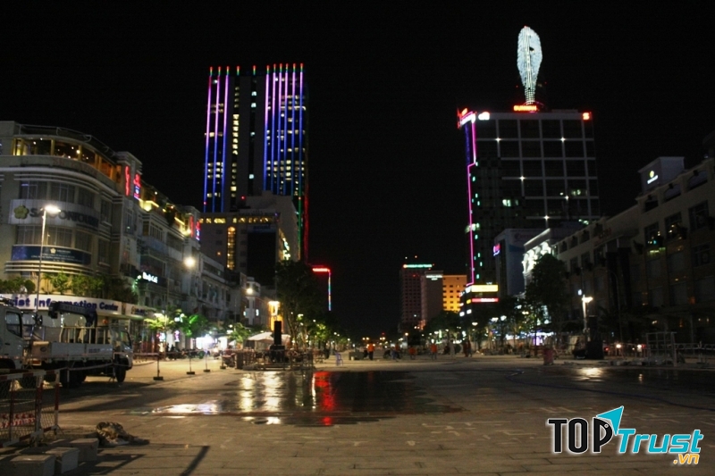 Phố đi bộ Nguyễn Huệ cũng là một địa điểm lý thú cho nhiều cặp đôi.