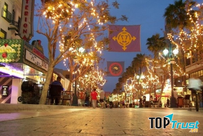 Phố đi bộ Nguyễn Huệ rực rỡ ánh đèn