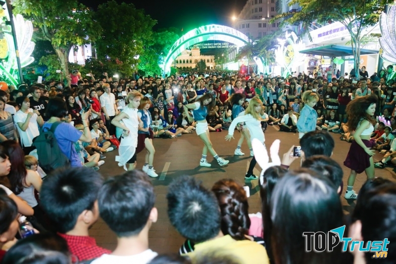 Nhóm bạn trẻ tổ chức nhảy múa tại phố đi bộ