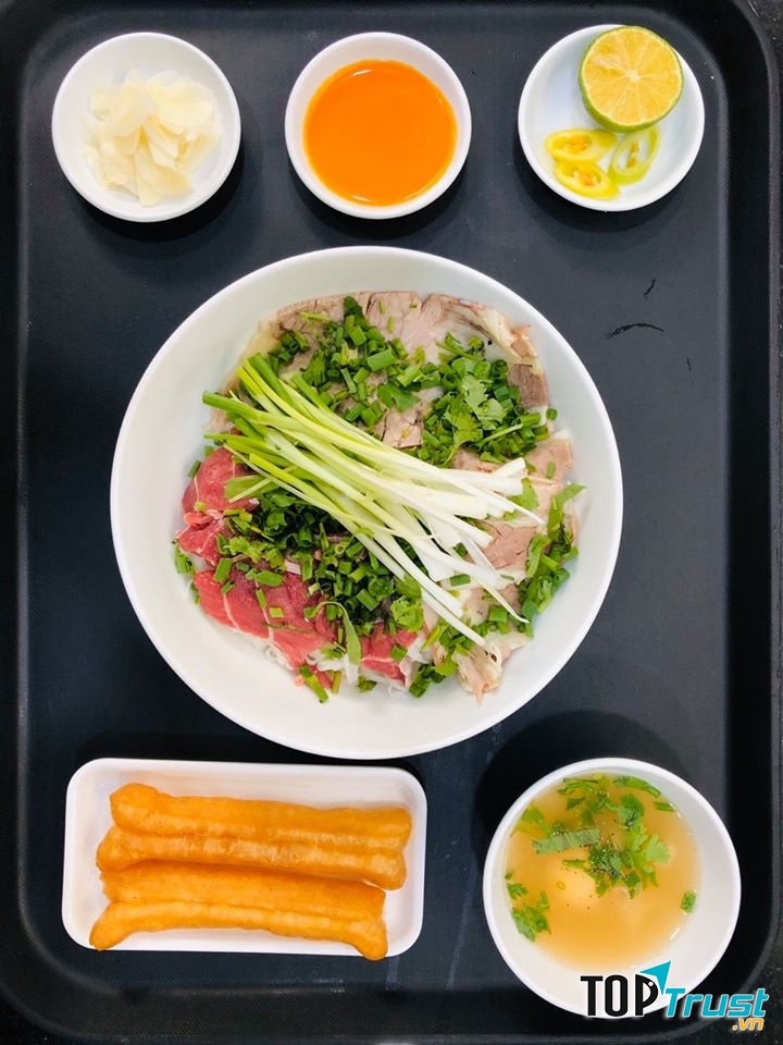 ﻿﻿﻿﻿﻿  Phở Định 3 có nhiều hành đúng kiểu phở Bắc