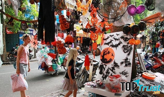 Phố Đội Cấn ngày Halloween