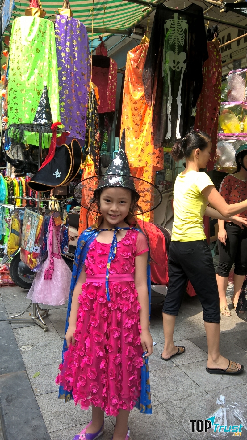 Phố Đội Cấn ngày Halloween