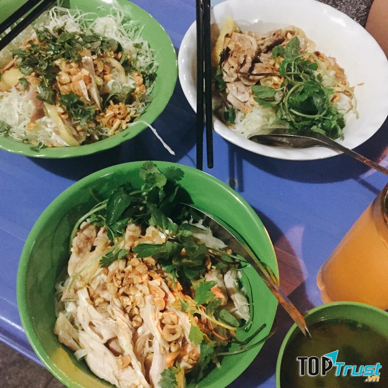 Bánh phở mềm dai, thịt gà dai ngọt.