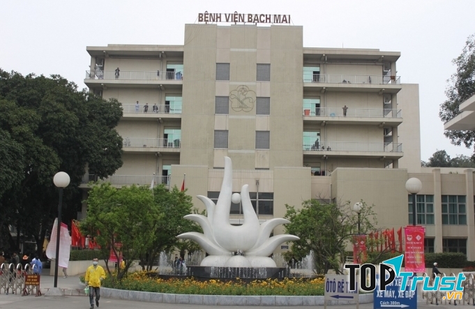 Phó giáo sư, tiến sĩ, bác sĩ Đỗ Gia Tuyển đang công tác tại Bệnh viện Bạch Mai, Hà Nội