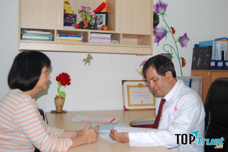 Bác sĩ Nam tư vấn cho người bệnh