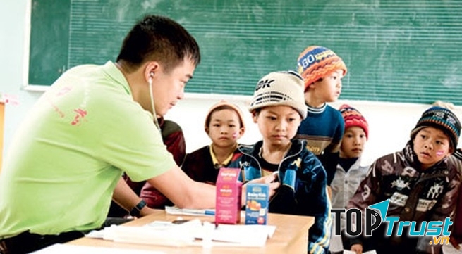 PGS Nguyễn Lân Hiếu thường xuyên tham gia các hoạt động khám bệnh từ thiện.