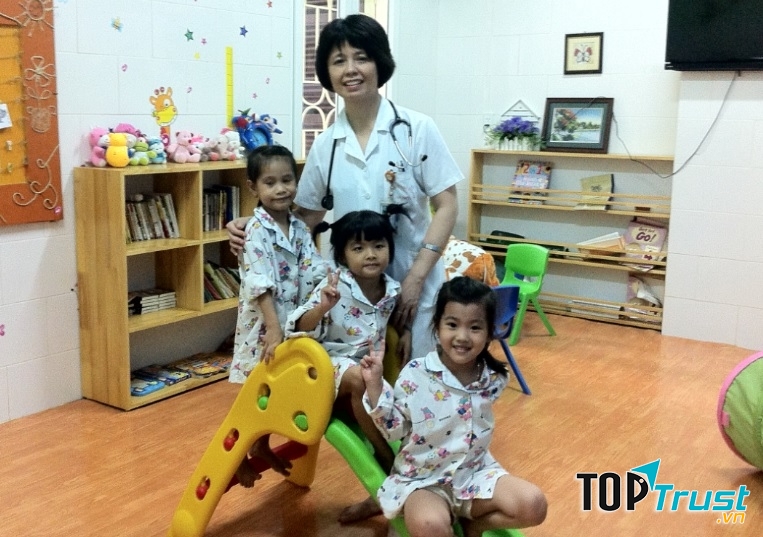 PGS Trương Thanh Hương cùng các bệnh nhân nhí của mình.