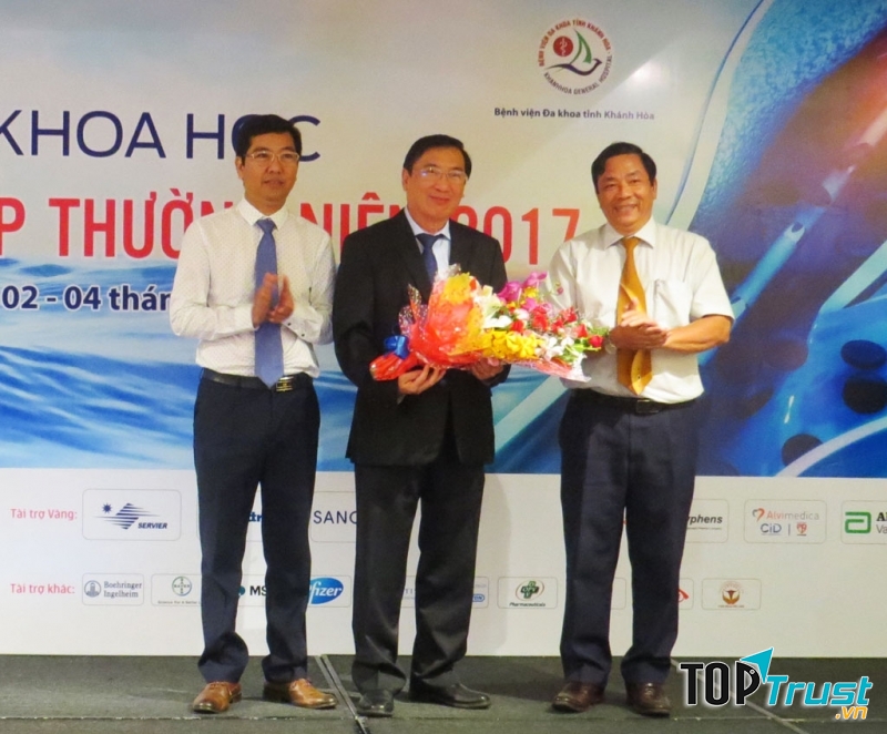 Bác sĩ Nhân (ở giữa) trong một buổi hội thảo khoa học