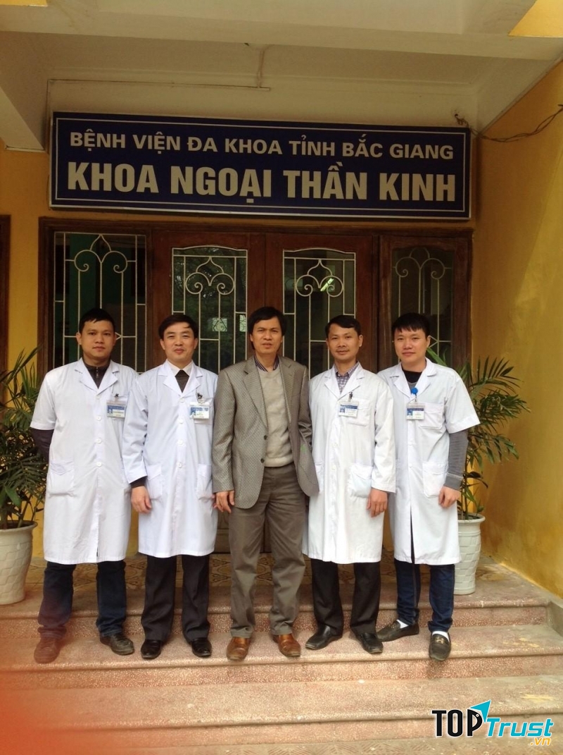Phó giáo sư, Tiến sĩ Đồng Văn Hệ thăm các bác sĩ tại Khoa Ngoại thần kinh tại Bắc Giang