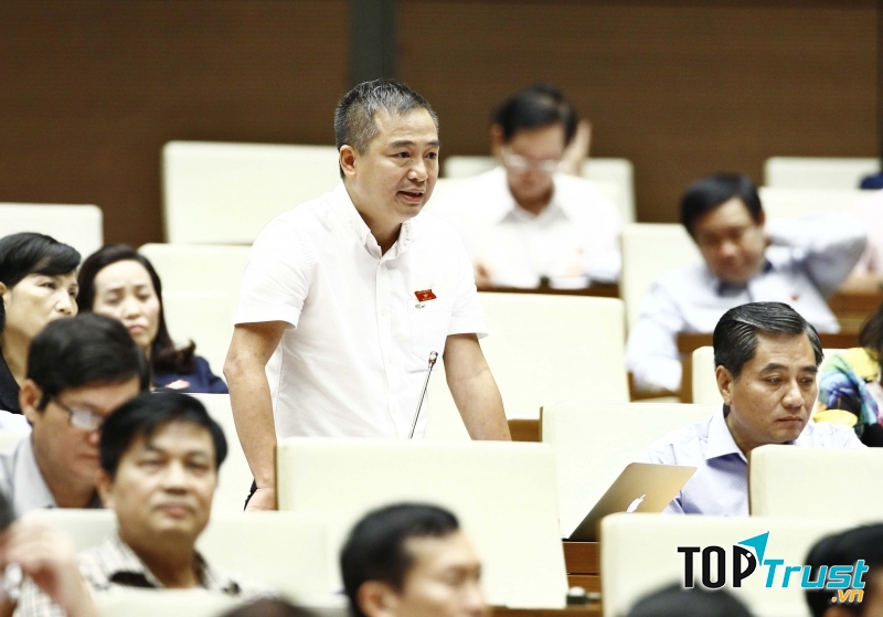 Phó giáo sư phát biểu trong cuộc họp