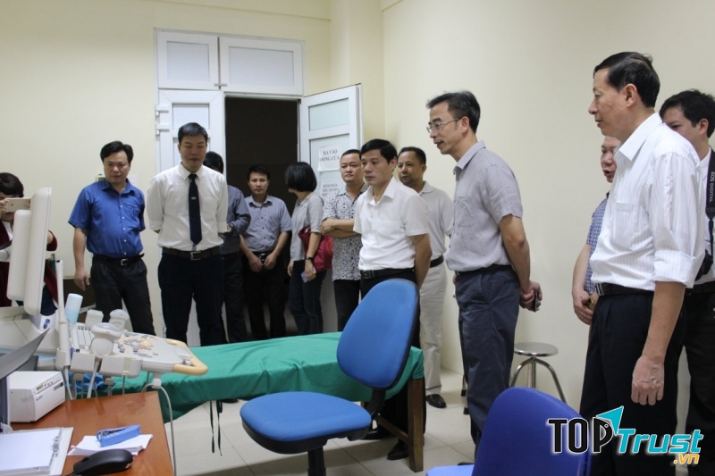 Bác sĩ thăm quan và chỉ đạo bệnh viện tim Hà Nội