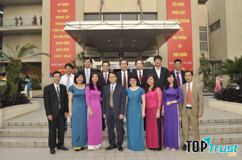 Phó giáo sư, Tiến sĩ Nguyễn Thế Hào chụp ảnh cùng các bác sĩ của Khoa Phẫu thuật Thần kinh-Bệnh viện Bạch Mai
