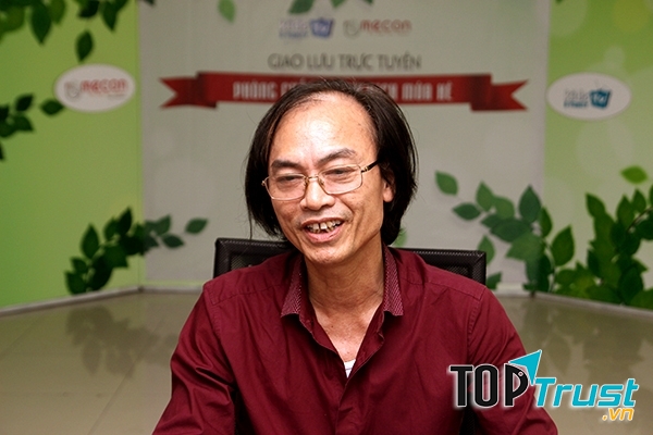 Bác sĩ Dũng trong buổi giao lưu trực tuyến phòng và trị bệnh mùa hè cho trẻ