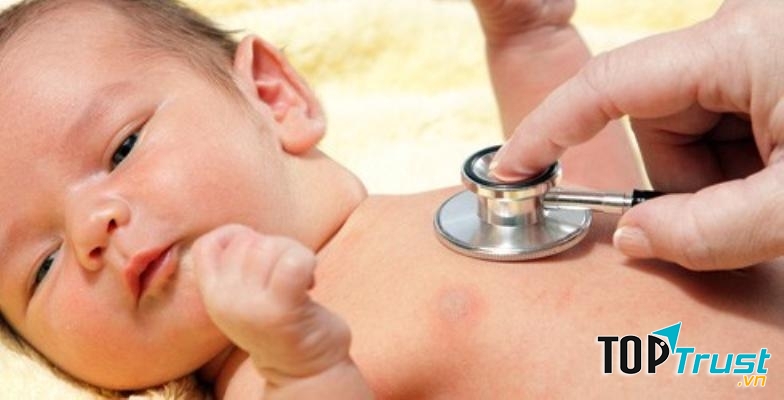 Bác sĩ Thắng còn hướng dẫn cách chăm sóc trẻ sơ sinh tại nhà: tắm cho bé, chăm sóc da, mũi, mắt... theo hướng dẫn quốc gia về chăm sóc sơ sinh