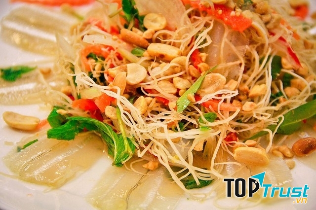 Gỏi cá mai trên đường Ngô Sĩ Liên
