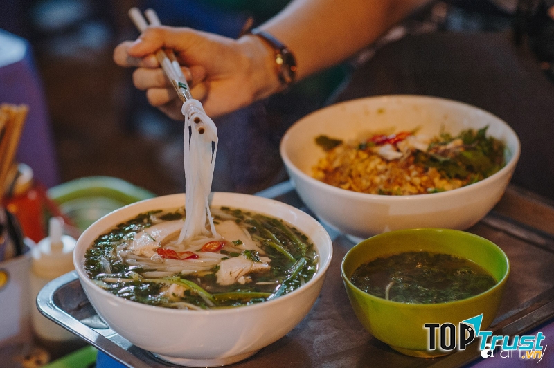 Phở Hà - Hàng Hòm vào chiều tối.