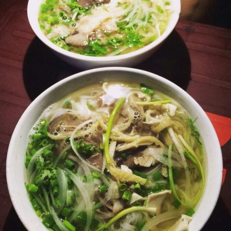 Muốn thưởng thức một bát phở mang chuẩn hương vị Hà Nội, bạn có thể tìm đến số 58 Yên Phụ để dùng thử món ăn này tại quán Phở Hằng.