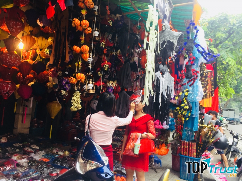 Phụ kiện trang trí, mặt nạ ngập tràn hai bên đường phố Hàng Mã mỗi dịp lễ Halloween