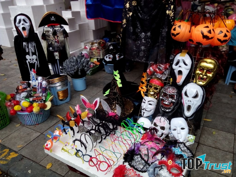 Phố Hàng Mã nơi các bạn trẻ tha hồ lựa chọn những món đồ yêu thích cho Halloween