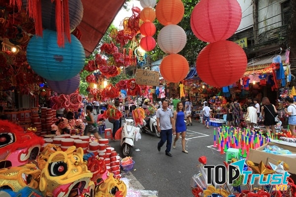 Phố Hàng Mã tạo nên một không khí Giáng sinh cổ kính với rất nhiều đèn lồng