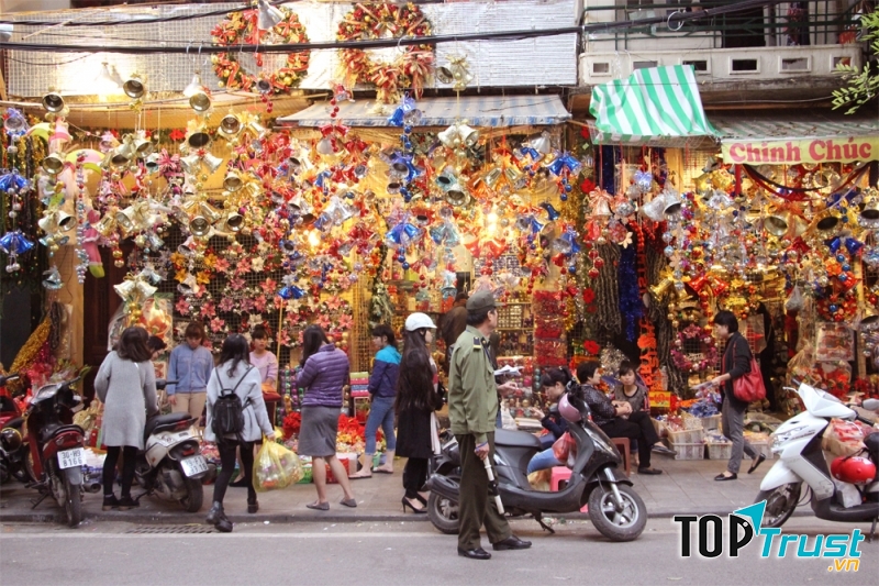 Nhiều cửa hàng với các mặt hàng đa dạng phục vụ cho Giáng sinh