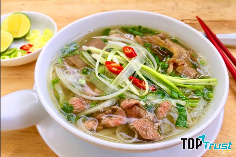 Bát phở đầy ắp thơm ngon vô cùng