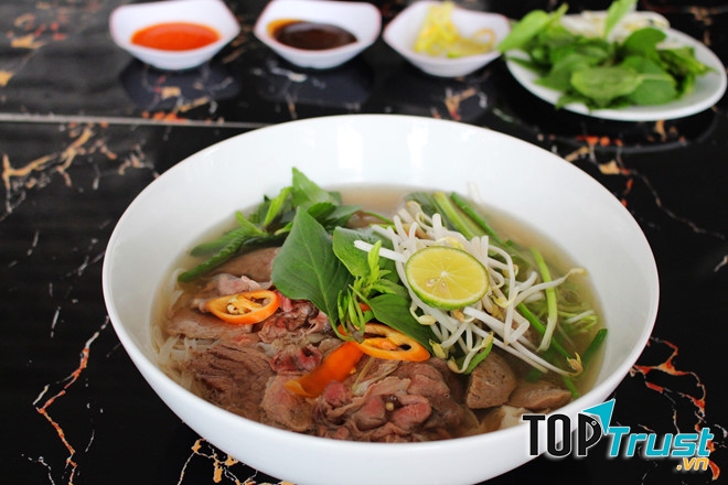 Nước dùng tại quán được chế biến bằng cách hầm xương bò nhiều giờ