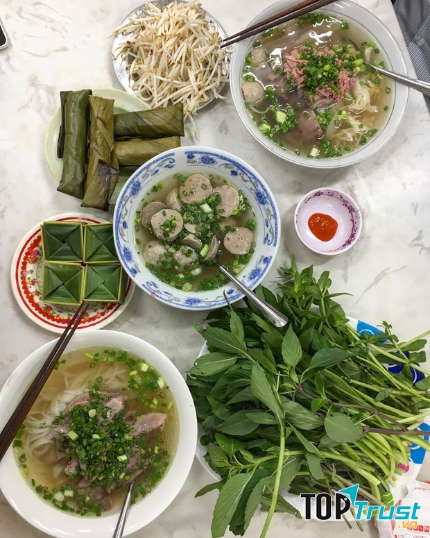 Tô phở nóng hổi vừa bưng ra, hương thơm đã lan tỏa