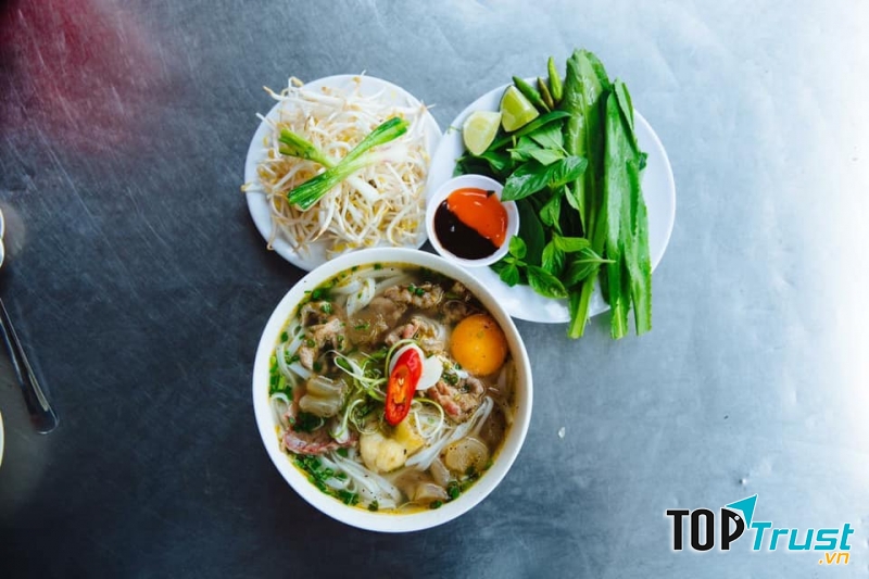 Phở Hồng Giang hấp dẫn người ăn là bởi bánh phở mềm mà không nát, nước dùng thơm ngọt không lẫn tạp vị mì chính, thịt bò mềm, gầu bò giòn, gia vị đầy đủ chuẩn công thức gia truyền